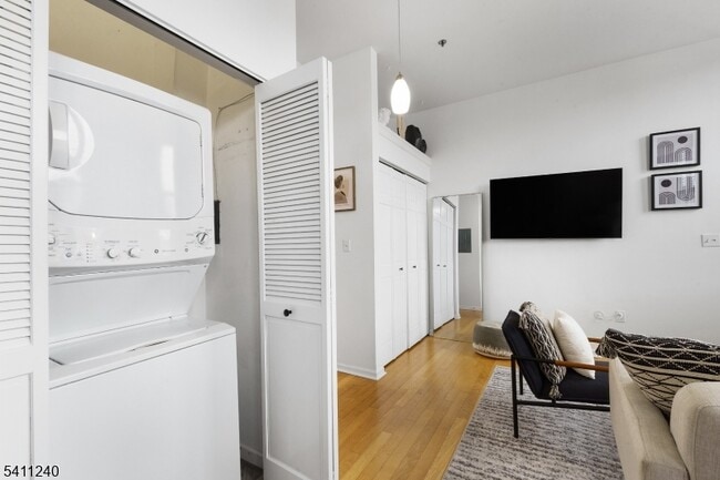 Building Photo - 240 Main St