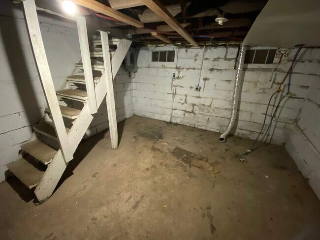 Building Photo - 2103 Delaware St