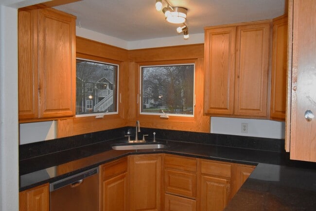 Building Photo - Move in special!  $1,500 off 1st months rent!