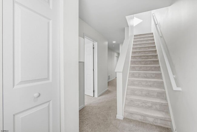 Building Photo - 413 W Beach Ave