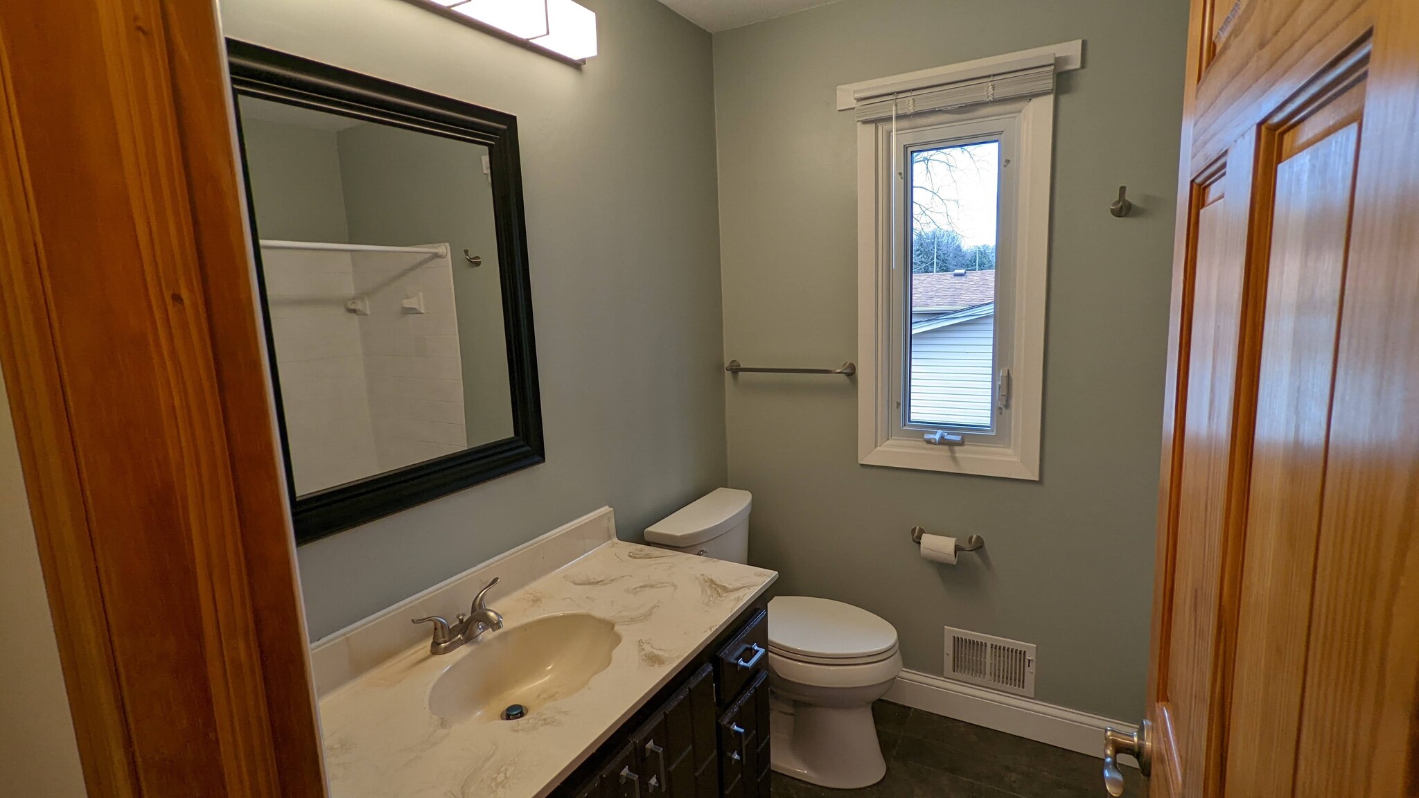 Upper Level Bathroom - 1870 Jade Ln