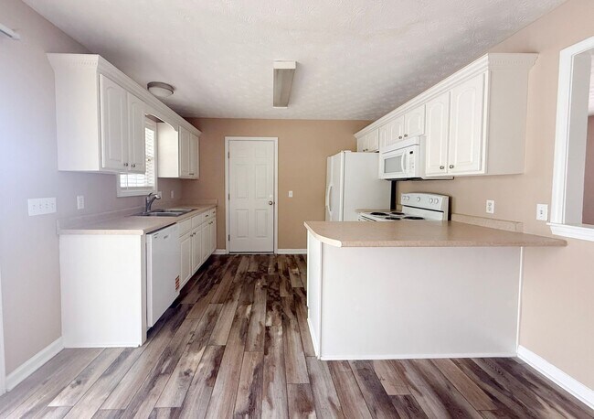 Building Photo - Pet-Friendly 3-Bedroom Home with Garage, Screened-In Porch & Spacious Bedrooms