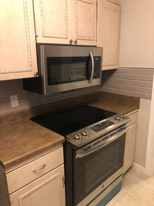 Building Photo - 2 bed & 2 bath Condo. 2 car garage.