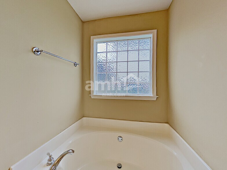 Building Photo - 1262 Lasalle Dr