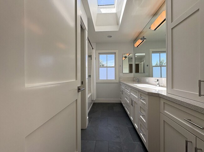 Building Photo - Spacious 5BR/3.5BA Palo Alto Home with Gourmet Kitchen & Large Backyard