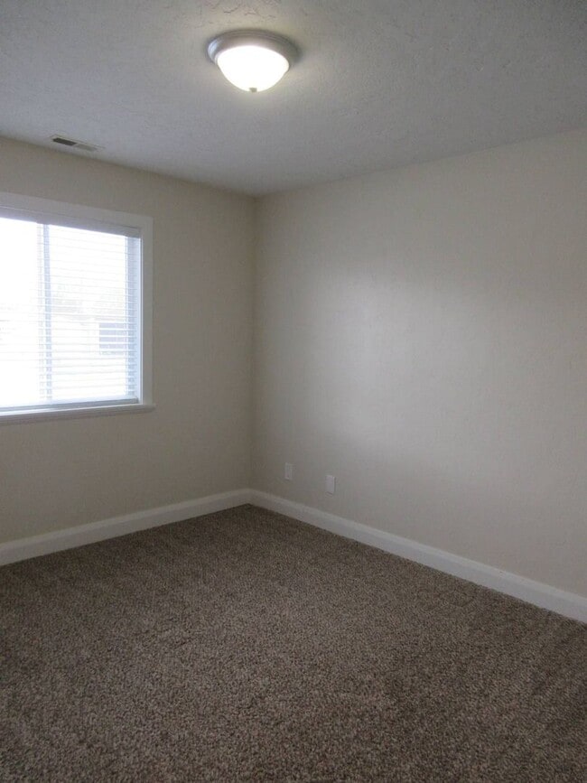 Building Photo - Single Family, Single Level Home - Mid-Val...