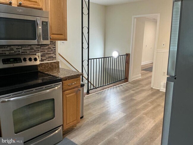 Building Photo - 818 Balsamtree Pl