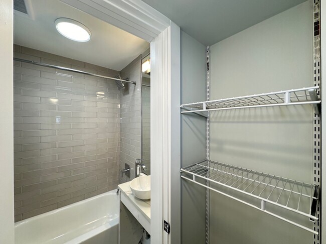 Building Photo - 510 W Belmont Ave