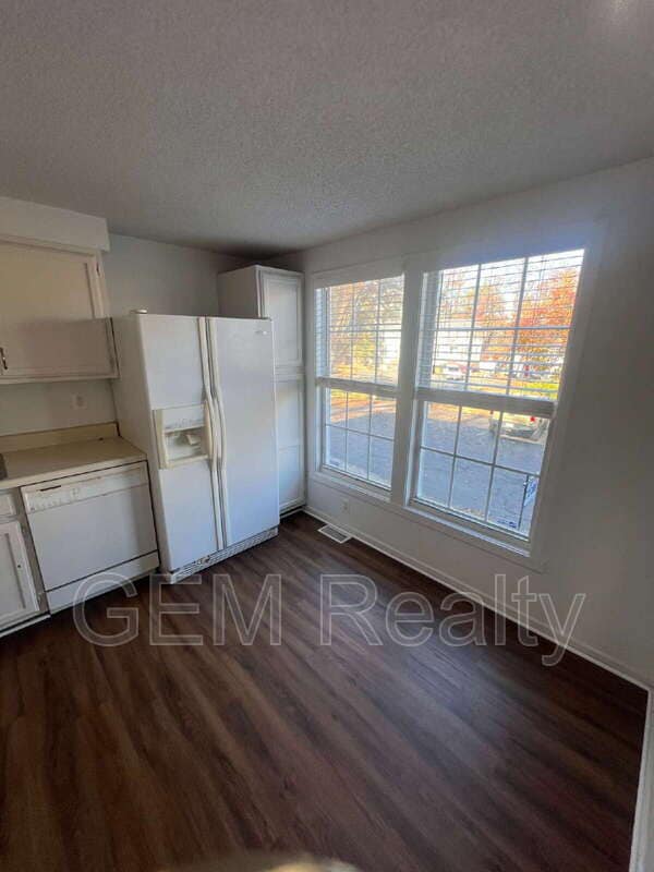 Building Photo - 405 Carnaby St