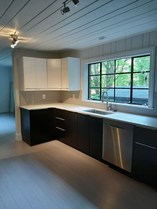 Building Photo - Ranch Home in Newton