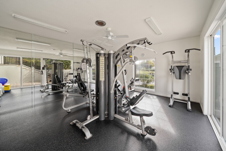 Building Photo - 102 Scholz Plz