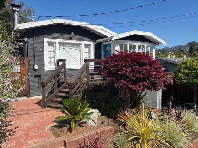 Building Photo - Fabulous Private Home Near Mills!
