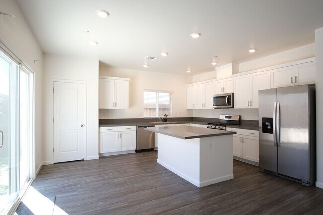Building Photo - Move-in ready! Stunning 4-bedroom, 3-bathroom home located in the vibrant city of Manteca, CA.