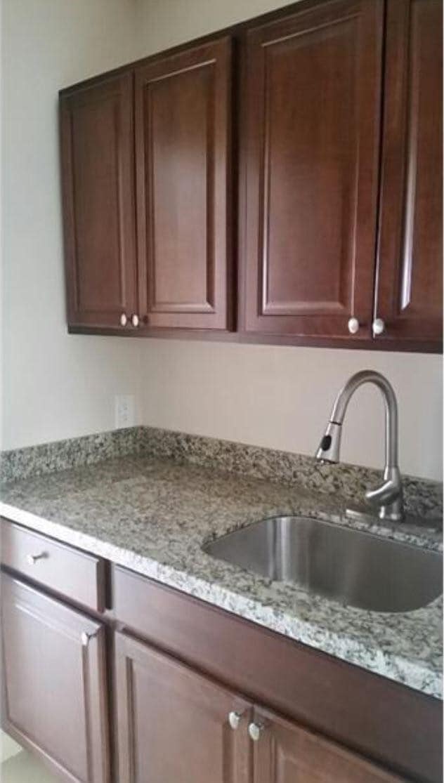 Building Photo - 615 NE 8th Ave