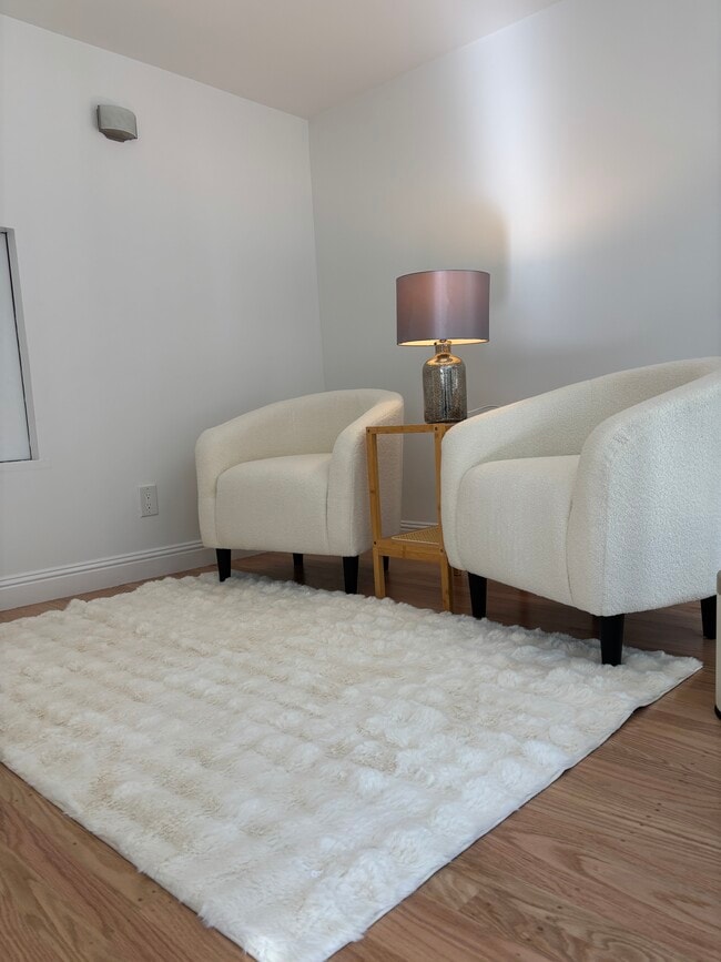 Building Photo - 79 Coleridge St