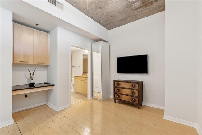 Building Photo - 3324 Peachtree Rd