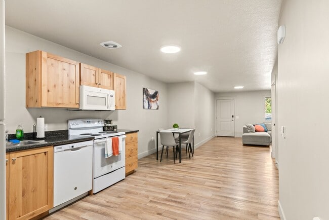 Building Photo - Move-In Ready 3BR Furnished Apartment Near ISU