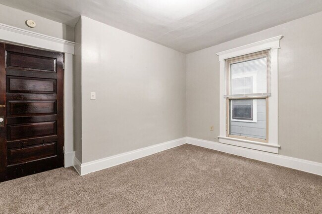 Building Photo - 25 E Blake Ave