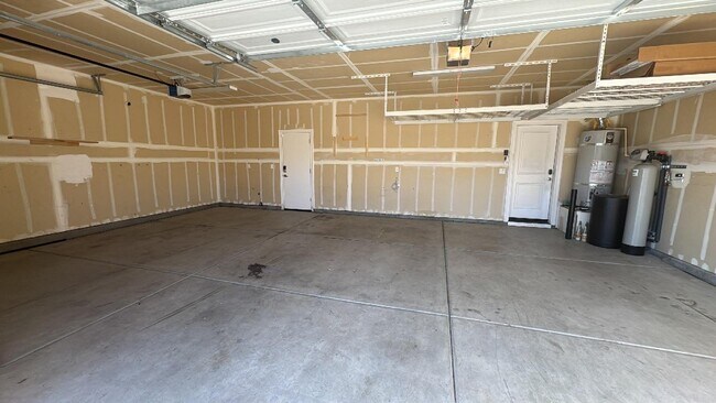 Building Photo - 4 Bedroom/2 Bath Home awaits you nestled in Fernley