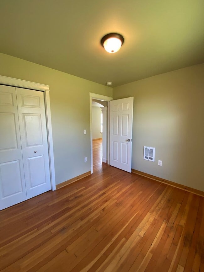 Building Photo - Beautifully Remodeled Springfield Cottage