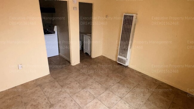 Building Photo - 105 E 8th St