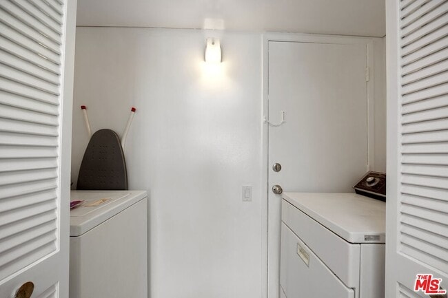 Building Photo - 1025 Kings Rd