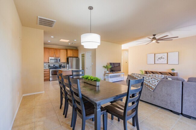 Building Photo - 3 Bed 2 Bath Fully Furnished Home - Pet Fr...