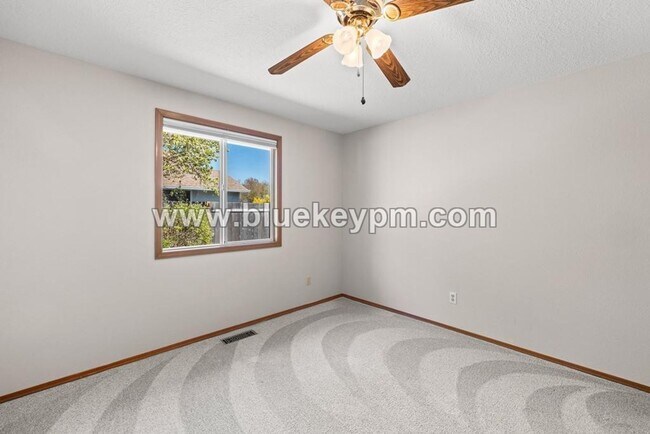 Building Photo - 3 Bed, 2 Bath Home in Wilsonville on a Cul...
