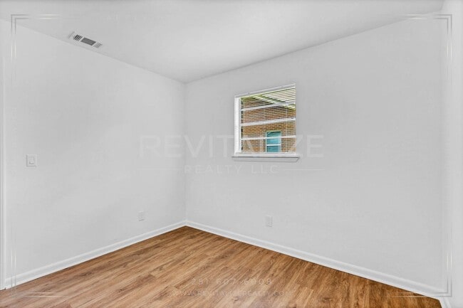 Building Photo - Fully Renovated 4 Bed / 2 Bath in Bay Mine...