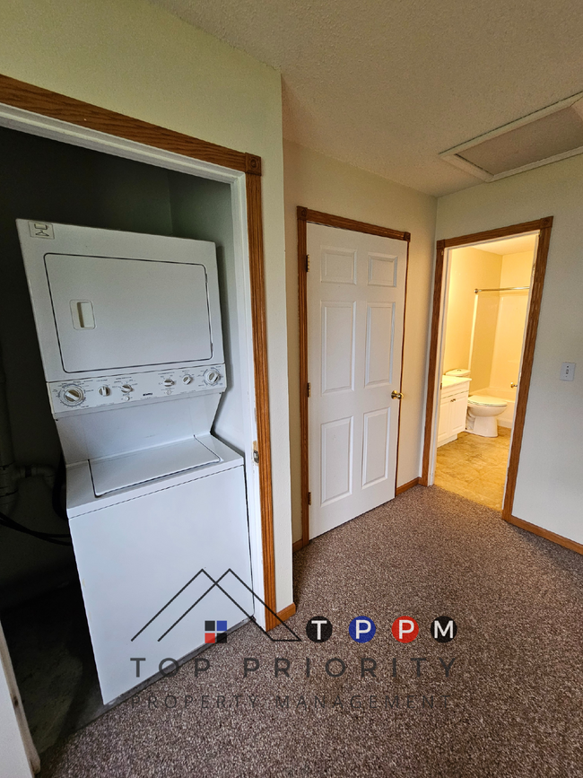 Building Photo - 1 Bedroom | 1 Bathroom Single-Level Unit i...