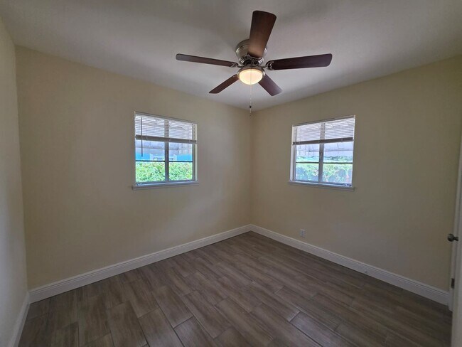 Building Photo - Updated 2 Bedroom 1 Bath in Central Gulfport