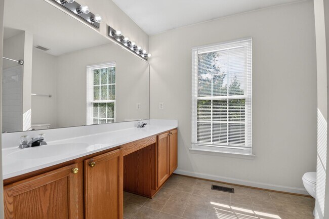 Building Photo - Meticulously maintained & spacious 4 Bd/2 full & 2 half bath home  Home in Dawson's Landing - Pet...