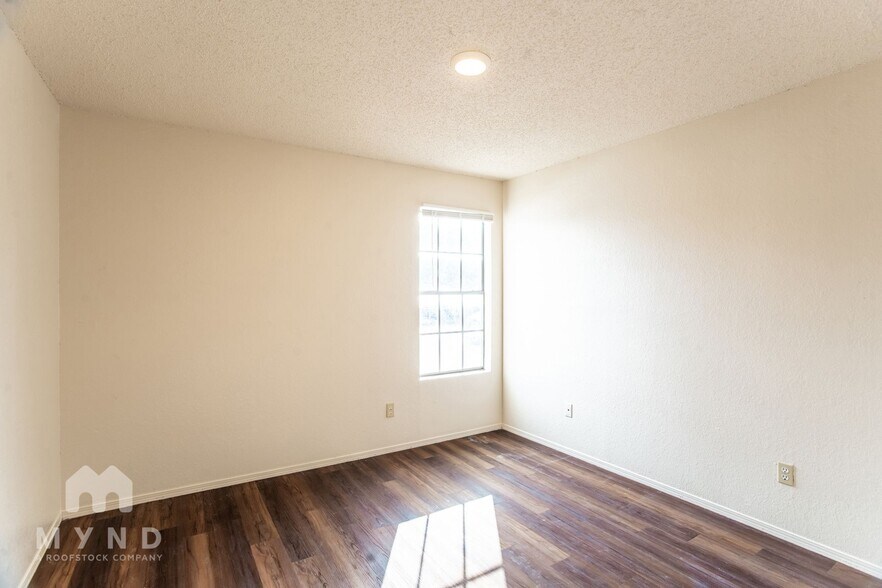 Building Photo - 2214 Creekside Ln