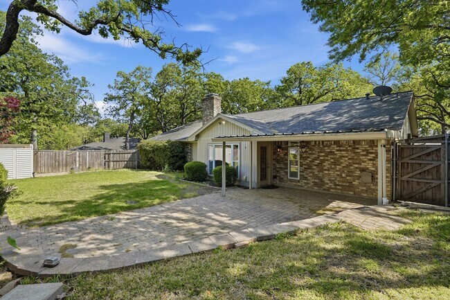 Building Photo - Amazing in Arlington