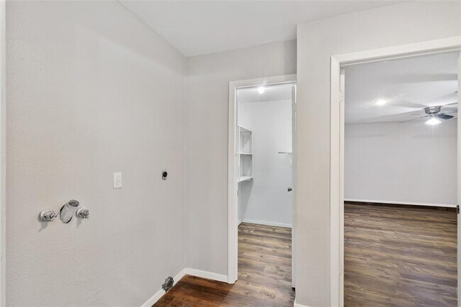 Building Photo - 6602 Lynngate Dr