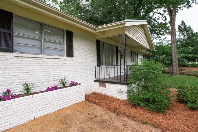 Building Photo - Now Accepting Section 8! Get $500 OFF Your First Month's Rent!