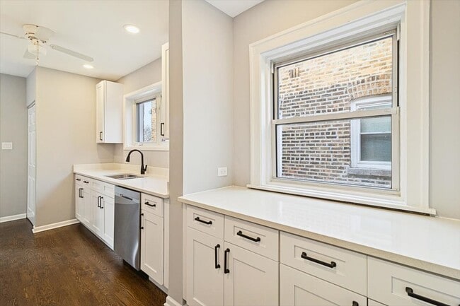 Building Photo - 6224 N Albany Ave