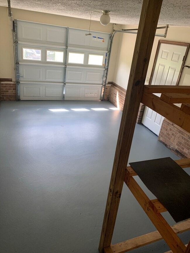 Building Photo - Beautiful home located right outside City ...
