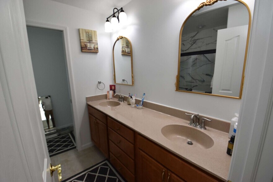 Building Photo - 25910 Rolling Hills Dr
