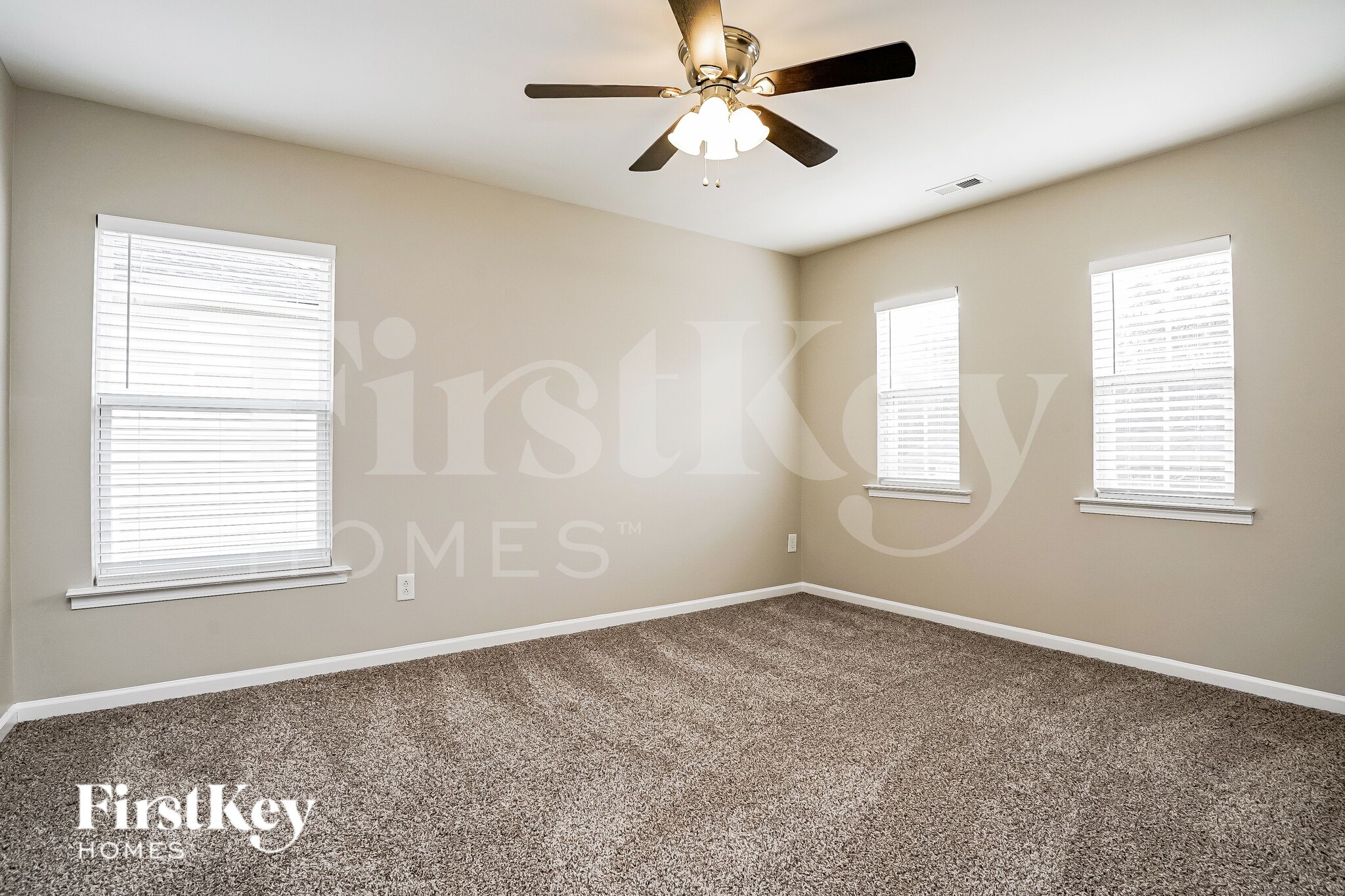 Building Photo - 204 Hillview Dr