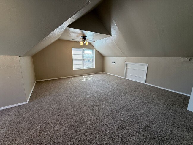 Building Photo - Huge 4 Bedroom in West Tulsa