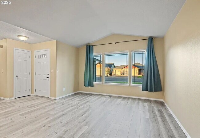 Building Photo - "Charming 3-Bed Oasis in Monmouth with Cozy Fireplace & Stylish Furnishings!"