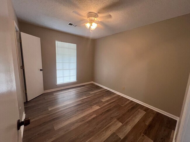 Building Photo - 3 bedroom 1 bathroom off Kicker Rd