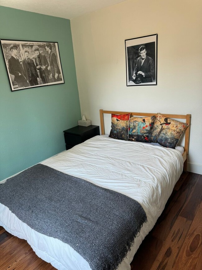 Building Photo - The Urban Sanctuary an adorable SHORT OR L...