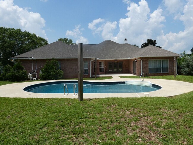 Building Photo - Spacious 4-Bedroom Pool Home
