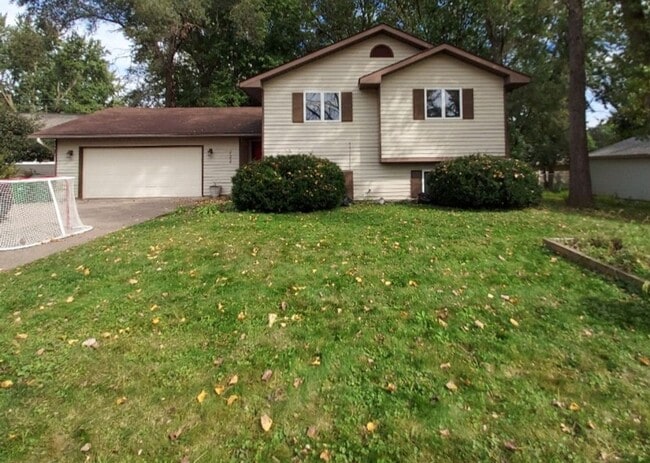 Building Photo - Nice 4 Bedroom 2 Bathroom house in Hudson
