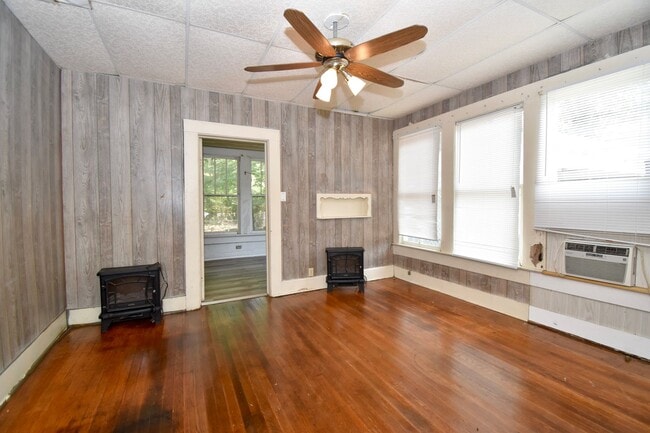 Building Photo - Three Bedroom Close to Tech!
