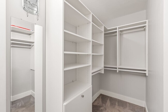 Building Photo - Stylish Uptown 2BD Condo with Balcony, Par...
