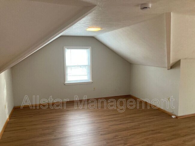 Building Photo - 320 Halle Dr