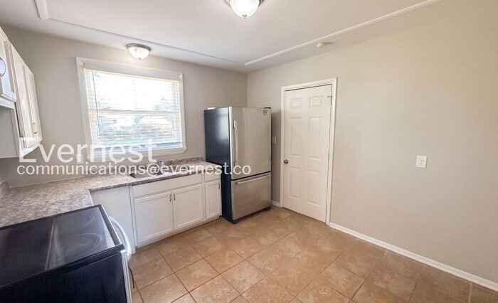 Building Photo - 3901 NW Kenwood Dr